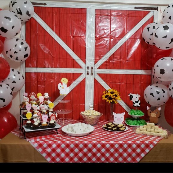 Red & White checkered disposable tablecloths - Picture 7 of 12